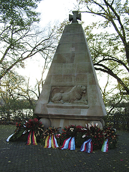 Das Dreizehner-Denkmal Das Dreizehner-Denkmal