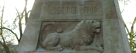 „Ehre den Toten / beider Weltkriege / Treue um Treue“ „Ehre den Toten / beider Weltkriege / Treue um Treue“